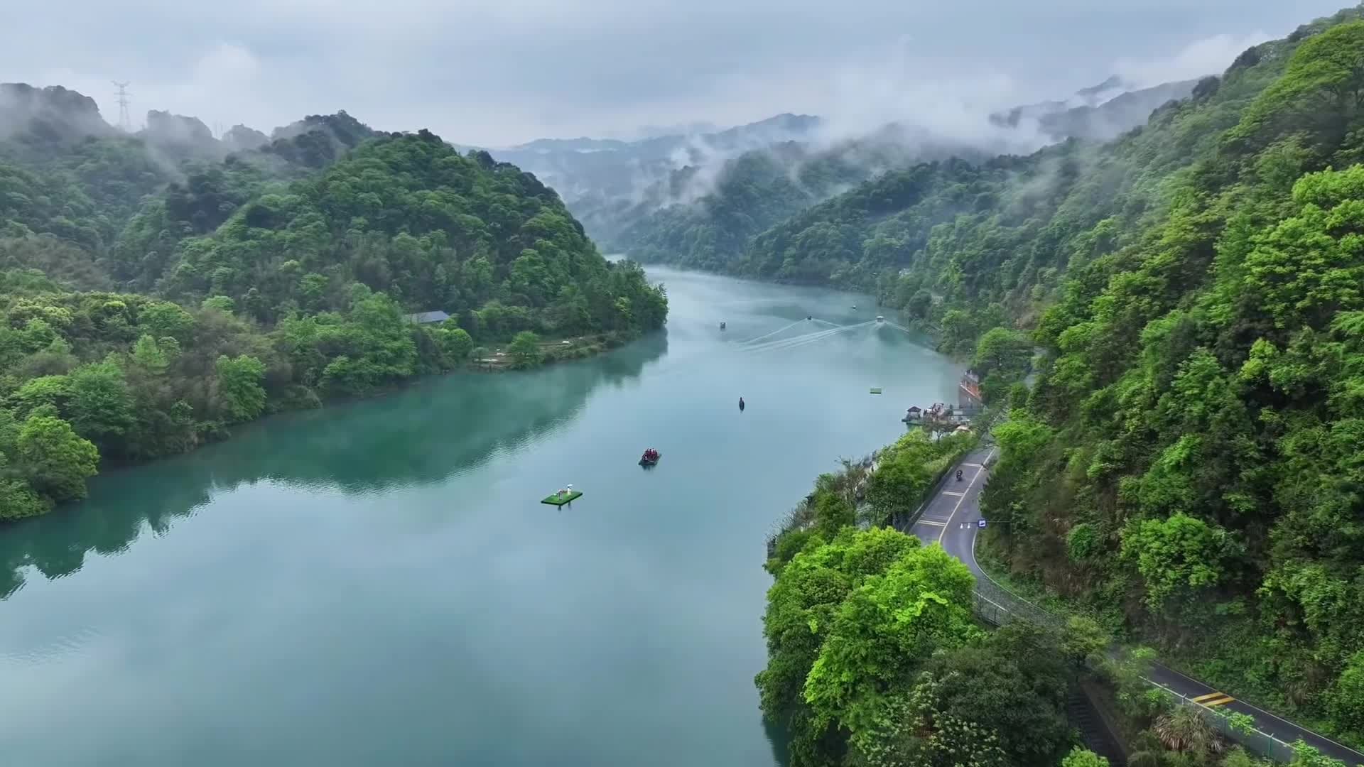 ฤดูใบไม้ผลิเนรมิต 'แม่น้ำเสี่ยวตง' ในหูหนาน งามดังภาพวาด