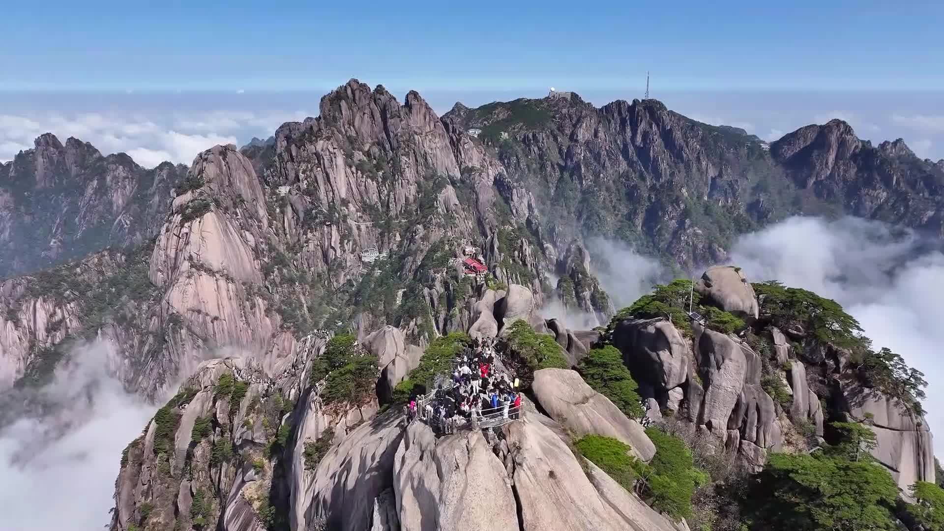 นักท่องเที่ยวแห่ปีนขึ้นยอดเขา 'เทียนตู' ชมวิวบันไดสวรรค์ตระการตา