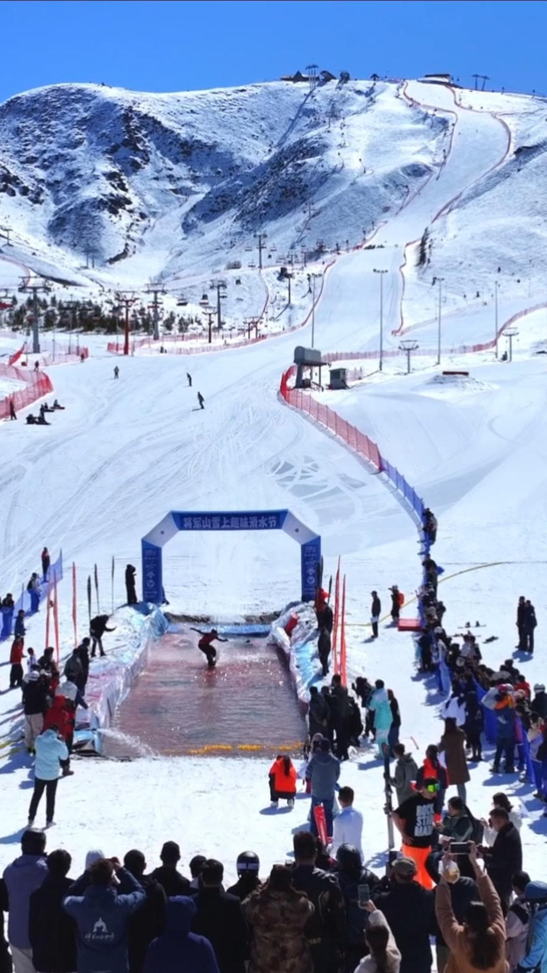 กิจกรรม 'สกีข้ามบ่อน้ำ' ส่งท้ายฤดูเล่นสกีในซินเจียง