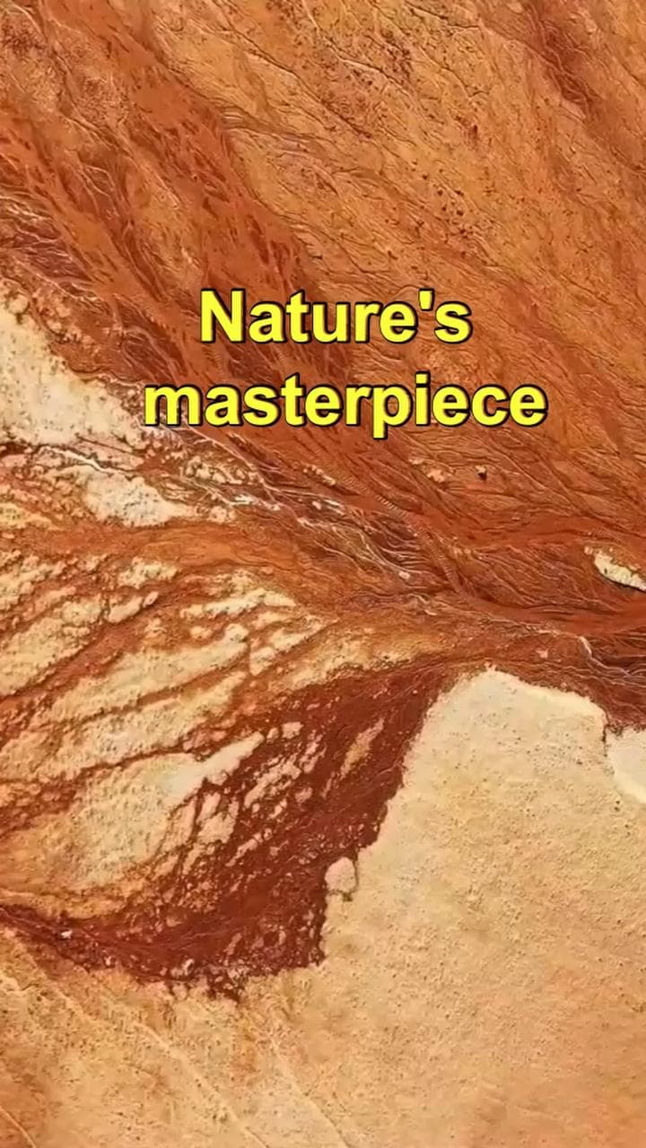 ธรรมชาติสรรสร้าง 'เส้นเลือดใหญ่' คดเคี้ยวกลางที่แห้งแล้งในซินเจียง