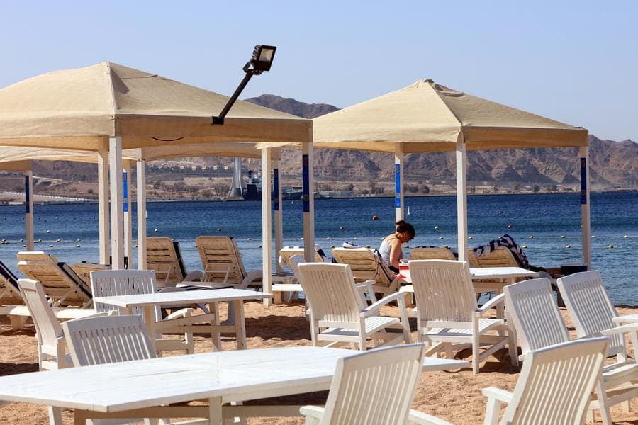 ผู้คนพักกายพักใจ ริมทะเลแดงในจอร์แดน