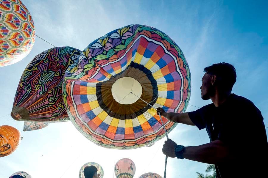 ผู้คนแห่ชม 'บอลลูนลมร้อน' รับวันหยุดอีดิลฟิตรีในอินโดฯ