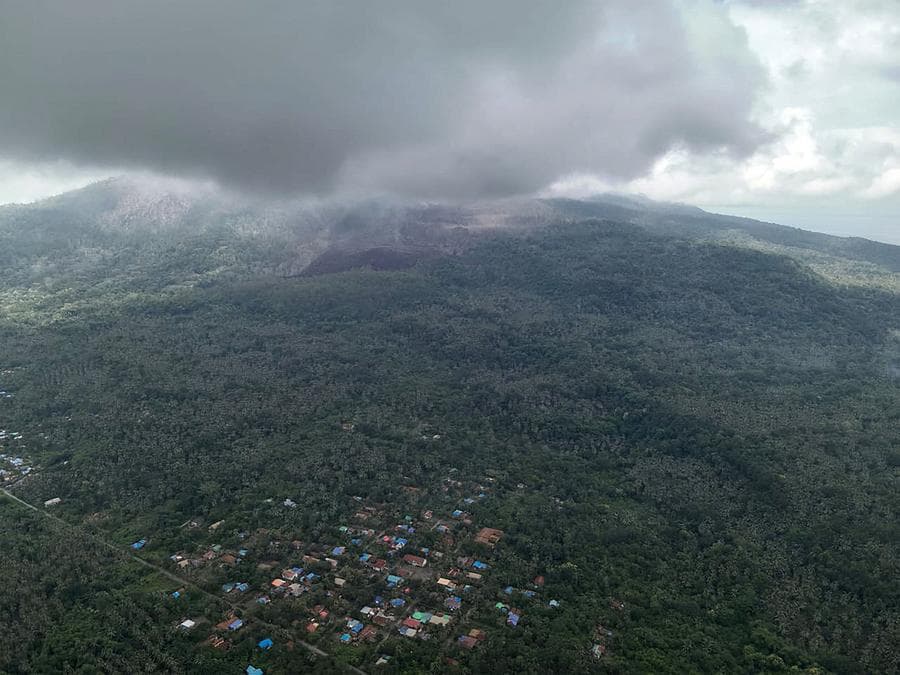 ผู้หลบภัยภูเขาไฟปะทุในอินโดฯ พบ 'ระเบิด-กระสุนปืน' ยุคสงครามโลก