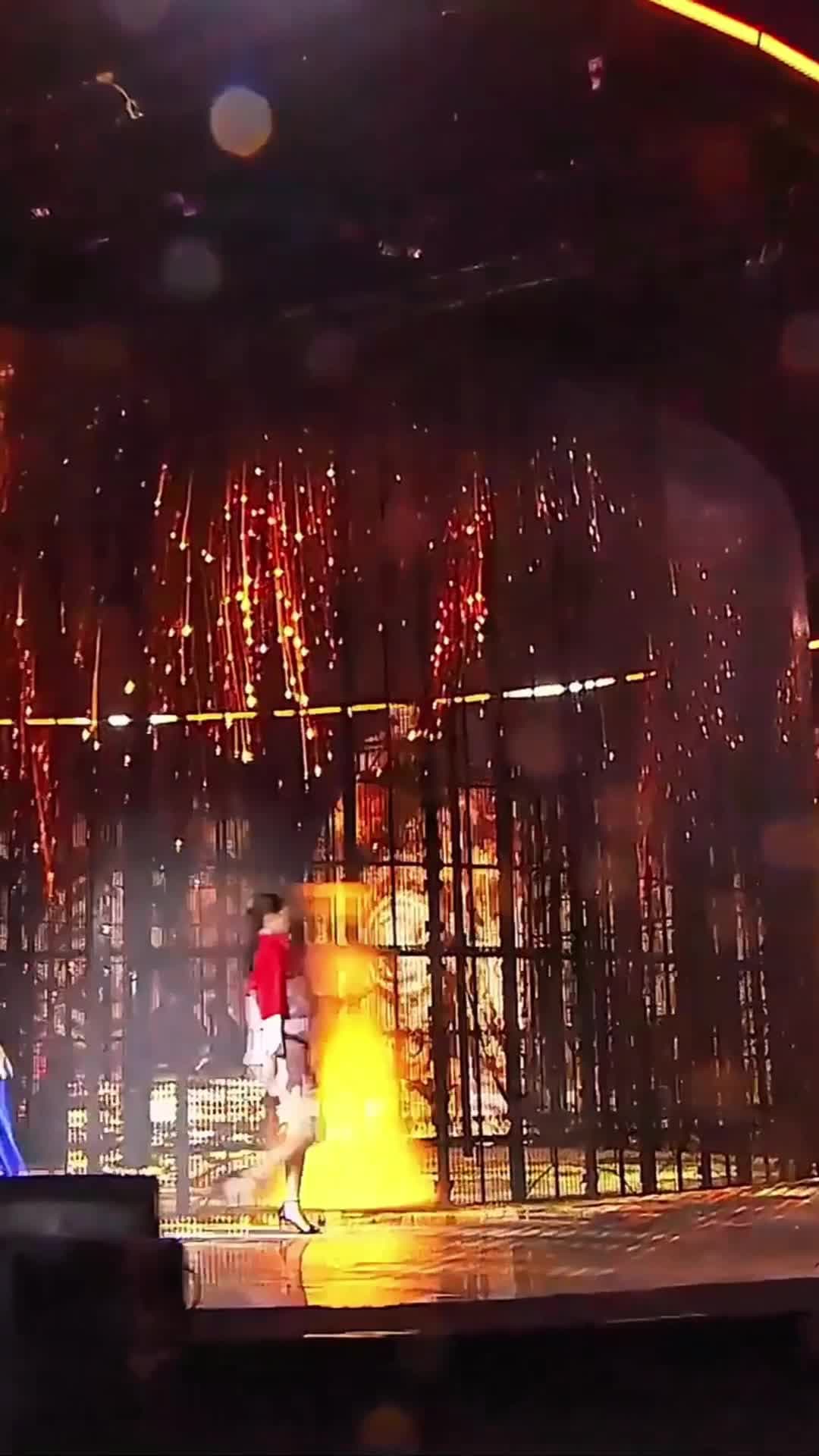 ล้ำสมัย! 'นางแบบโฮโลแกรม' ร่วมโชว์ชุดสวยบนรันเวย์ในไหหลำ