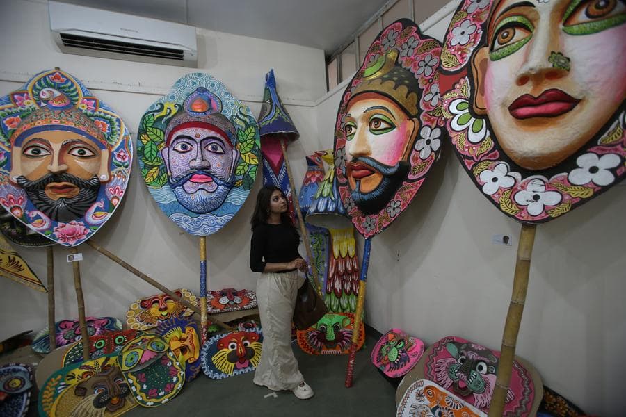 Asia Album : ชาวบังกลาเทศทำ 'หน้ากากยักษ์' เตรียมฉลองปีใหม่