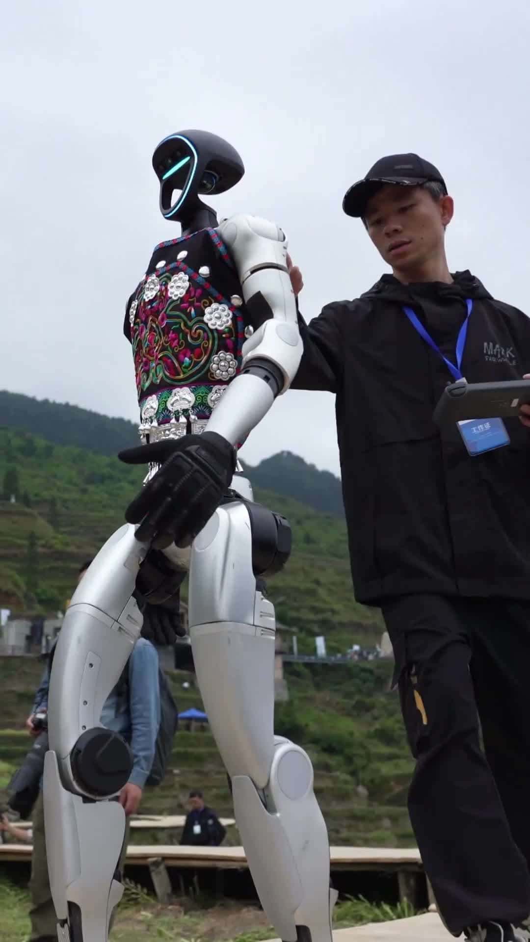 มนุษย์-หุ่นยนต์' เดินแฟชั่นโชว์กลางวิวนาขั้นบันไดในกุ้ยโจว