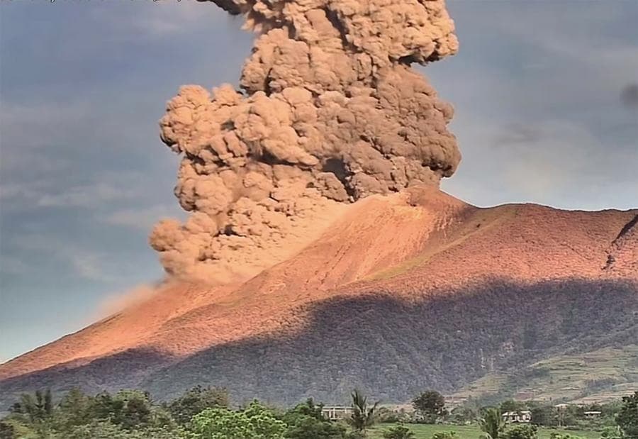 ภูเขาไฟ 'คันลาออน' ในฟิลิปปินส์ ปะทุพ่นเถ้าถ่านสูง 4,000 เมตร
