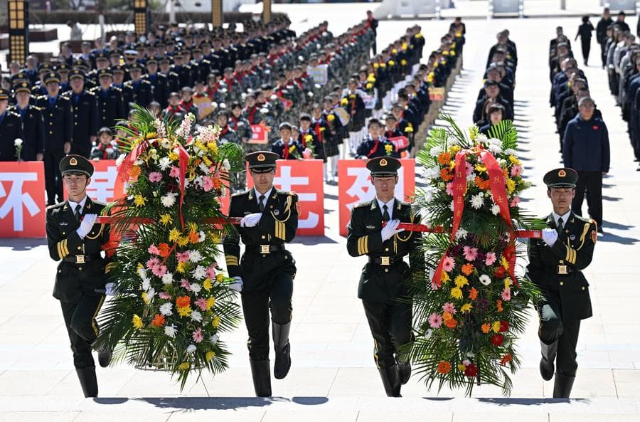 ชาวจีนวางดอกไม้ กวาดสุสาน รำลึกถึงวีรชนในเทศกาลเช็งเม้ง