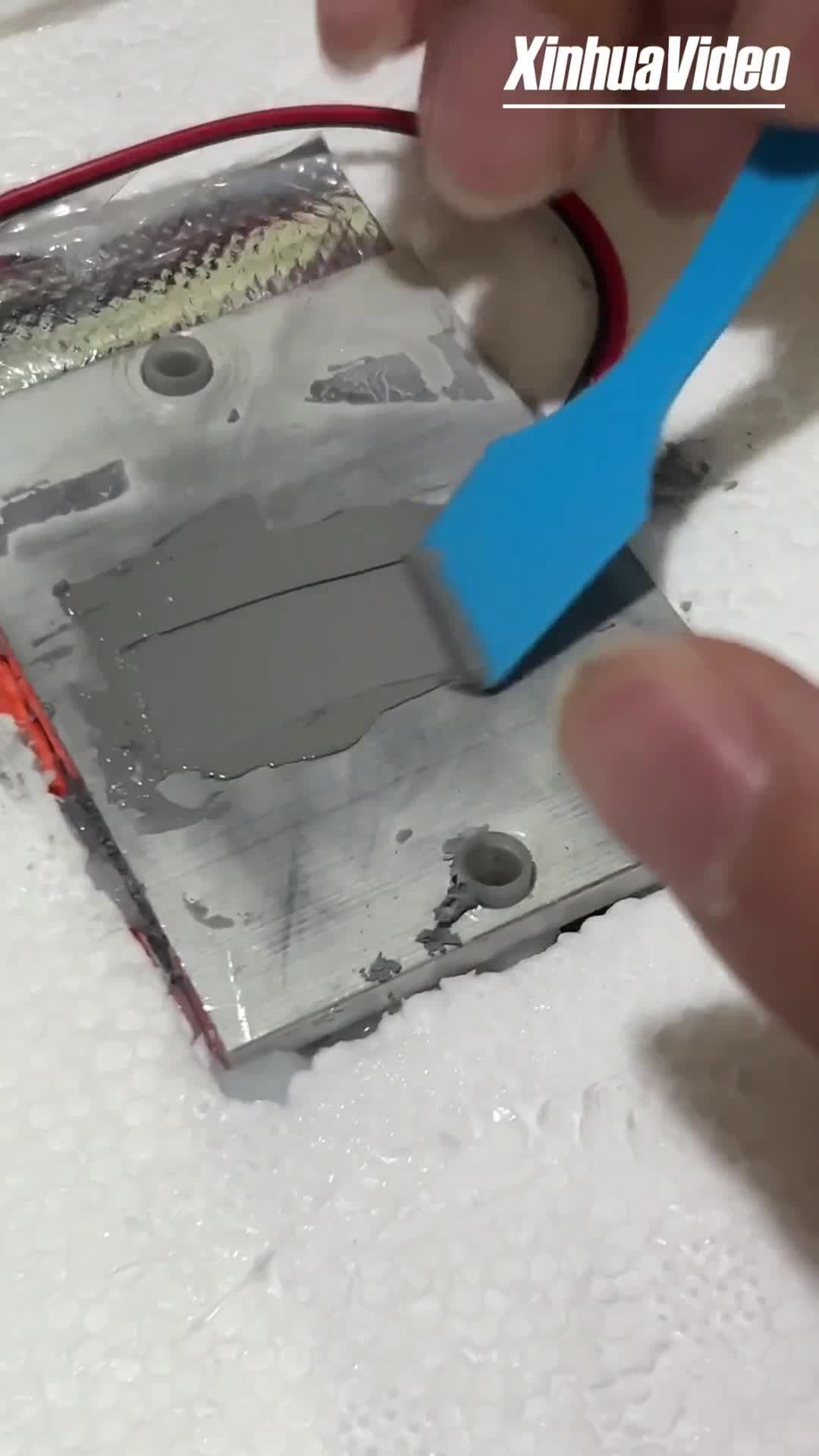 นร.อาชีวะจีนโชว์ทักษะประดิษฐ์ 'ตู้เย็นคาร์บอนต่ำ' ใช้เองในหอพัก