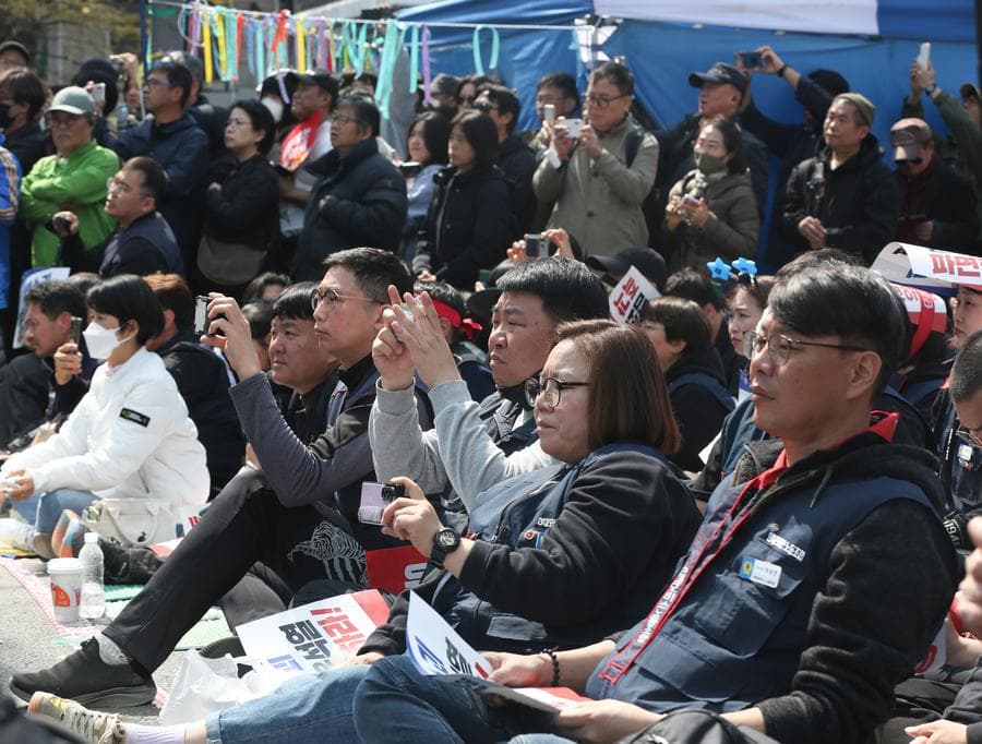 ประมวลภาพ 'ชาวเกาหลีใต้' ชุมนุมชมการตัดสินถอด 'ยุน ซอก-ยอล' พ้นเก้าอี้ปธน.