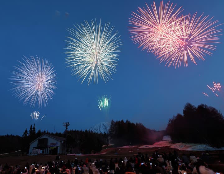 โชว์พลุดอกไม้ไฟ เชิงเขา 'ฟูจิ' ในญี่ปุ่น