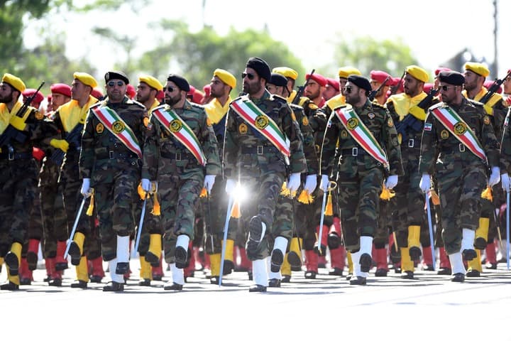 อิหร่านฉลอง 'วันกองทัพ' ทหารสวนสนาม โชว์อาวุธน้อยใหญ่