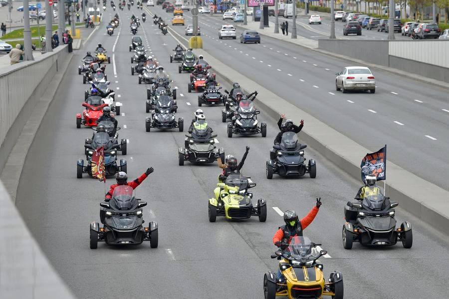 ทัพไบค์เกอร์ซิ่งมอ'ไซค์คู่ใจ เปิดฤดูกาลขับขี่ในมอสโก