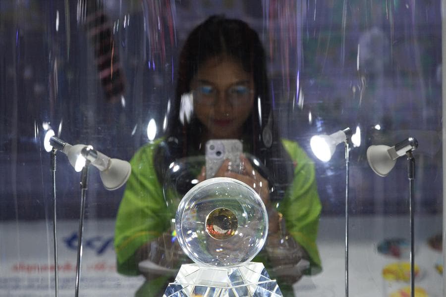 ลูกแก้ว' จากฉางเอ๋อ-5 ไขความลับภายในส่วนลึกของดวงจันทร์