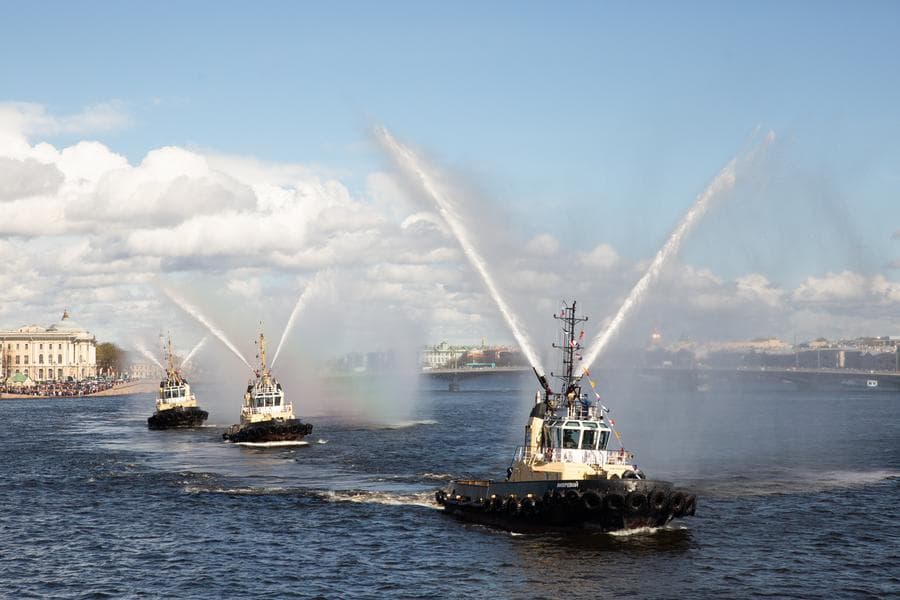เรือลากฉีดน้ำเปิดเทศกาล 'เรือตัดน้ำแข็ง' ในเซนต์ปีเตอร์สเบิร์ก