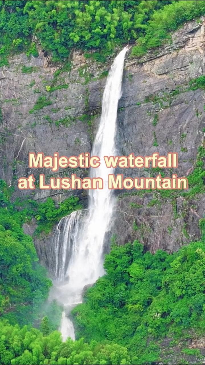 สายธาร 'น้ำตก' แห่งเขาหลูซาน พุ่งดิ่งกลางไม้เขียว