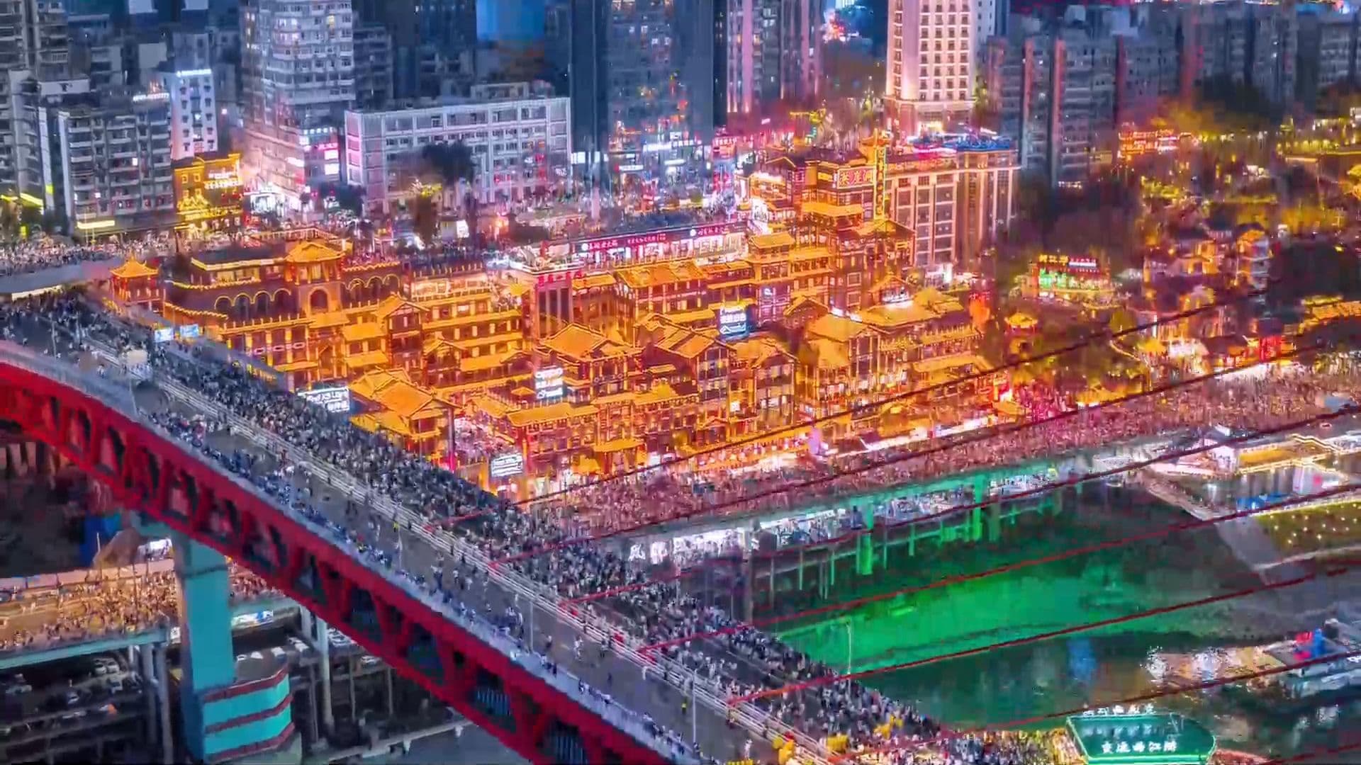 แน่นขนัด! สีสัน 'นครฉงชิ่ง' ยามราตรี ช่วงหยุดยาววันแรงงาน