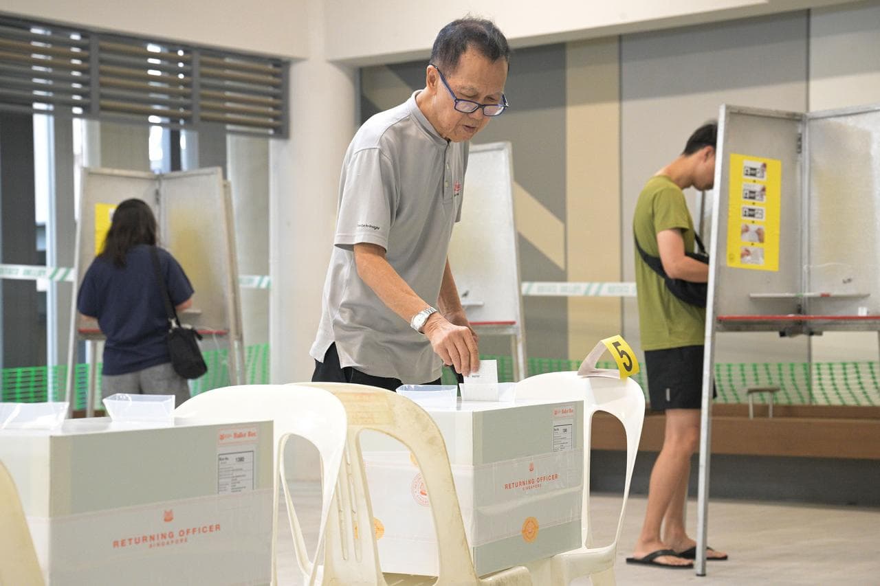 ชาวสิงคโปร์เดินทางใช้สิทธิเลือกตั้ง