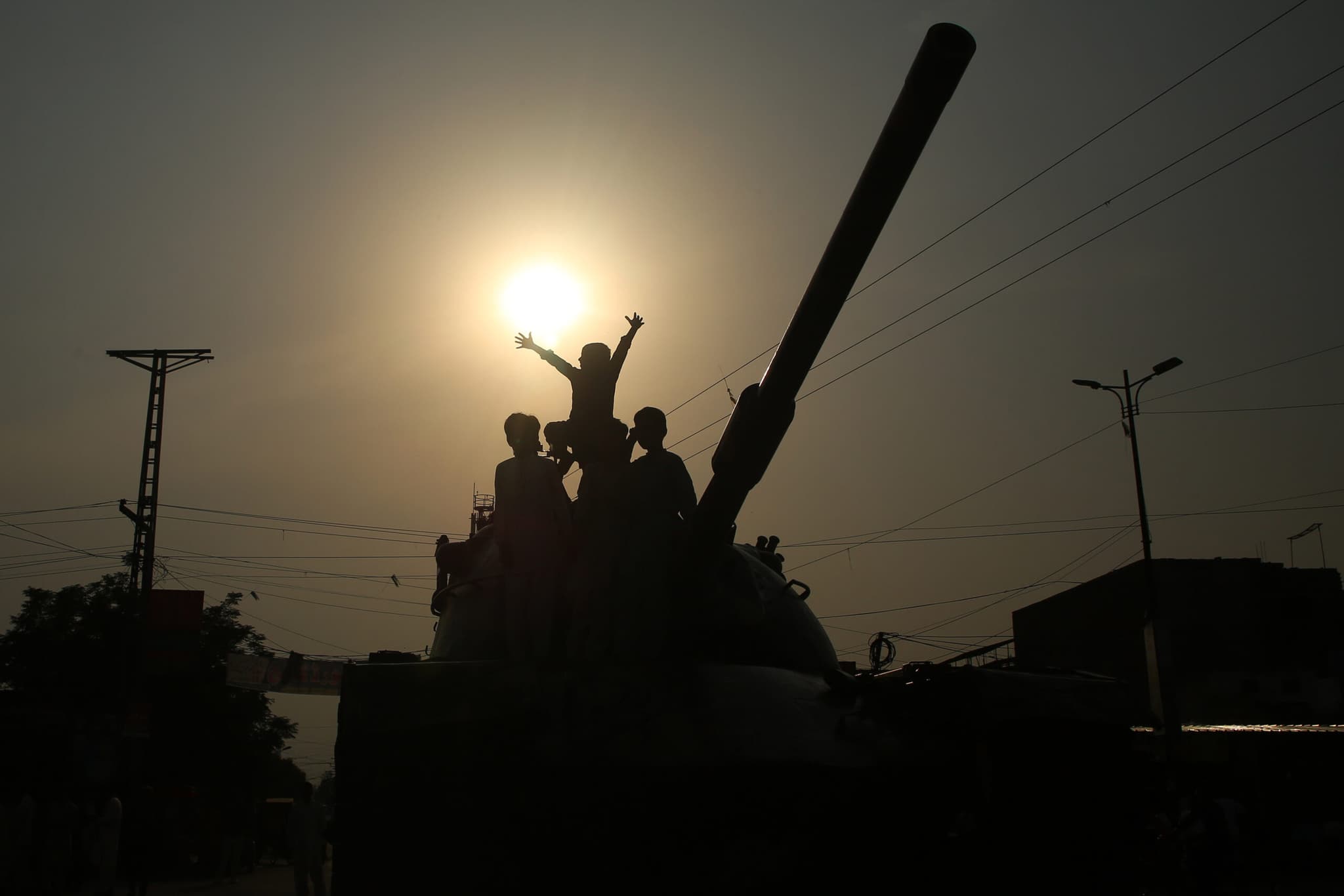 หวังอี้ : จีนพร้อมมีบทบาทเชิงบวกหนุน 'ปากีสถาน-อินเดีย' หยุดยิง