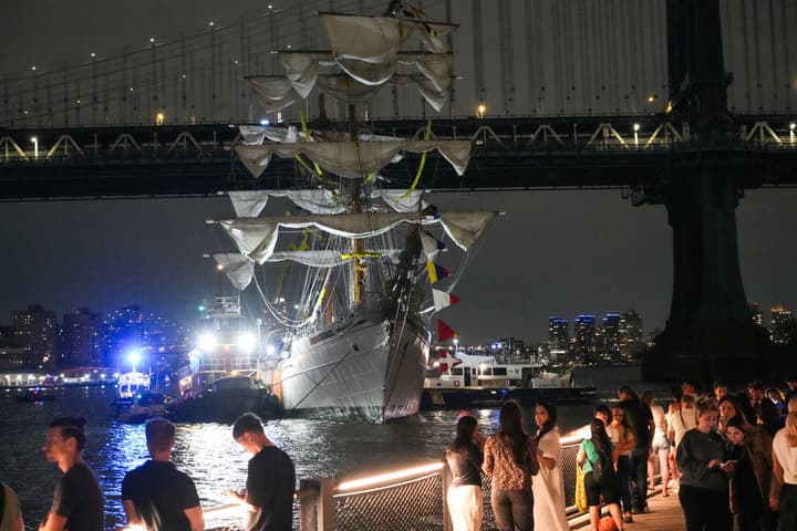 เหตุเรือใบกองทัพฯ ชน 'สะพานบรูคลิน' ในนิวยอร์ก ดับ 2 เจ็บ 19