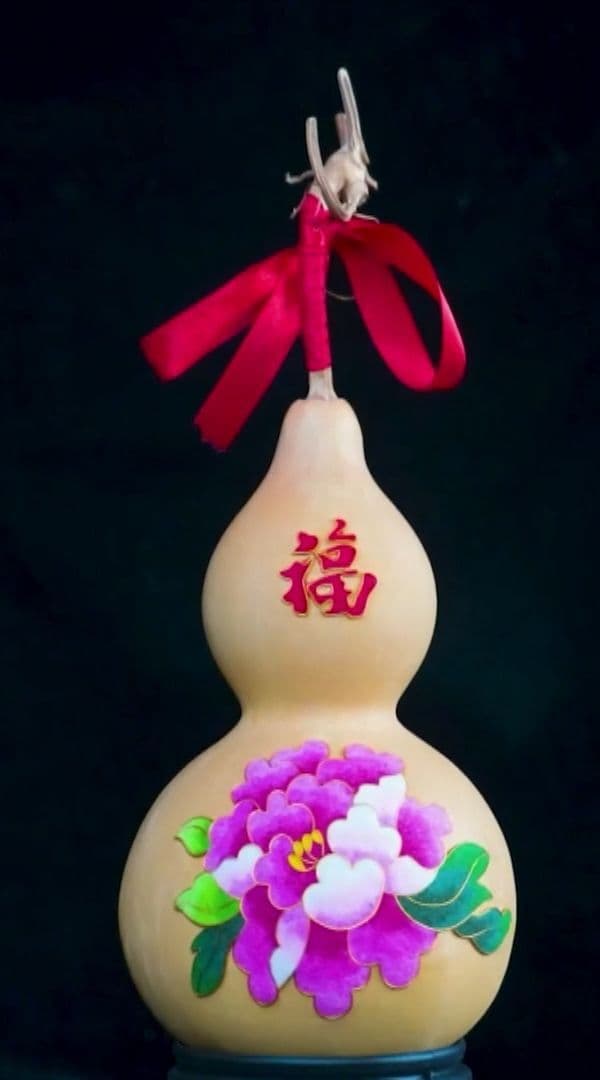 ศิลปินจีนเนรมิต 'น้ำเต้า' ลายสวยประณีต