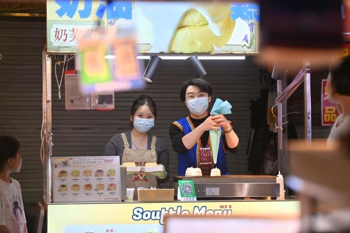 คู่รักรุ่นใหม่เริ่มต้น 'ผจญภัยทางธุรกิจ' ปักหมุดตลาดกลางคืนในหนานหนิง