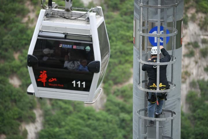 ปีนป่ายซ่อมบำรุง 'กระเช้าลอยฟ้า' ชมวิวภูเขาในส่านซี