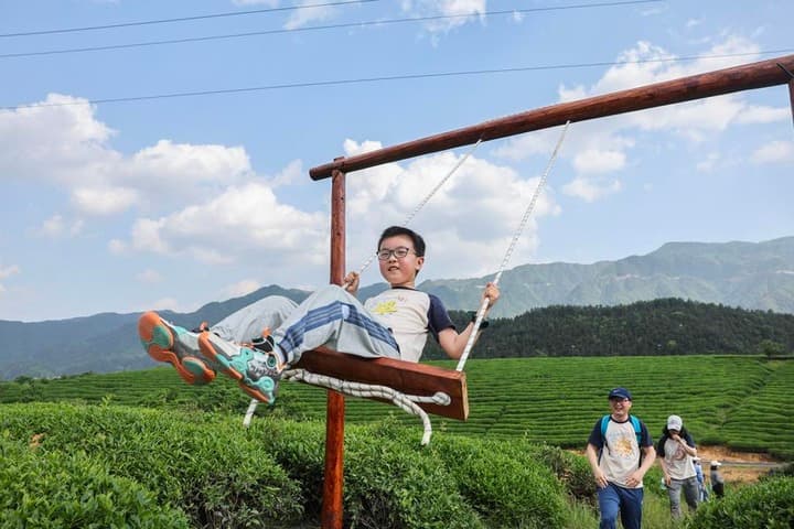 ชาวจีนเที่ยว 'ไร่ชา' ในเจ้อเจียง รับหยุดยาววันแรงงาน