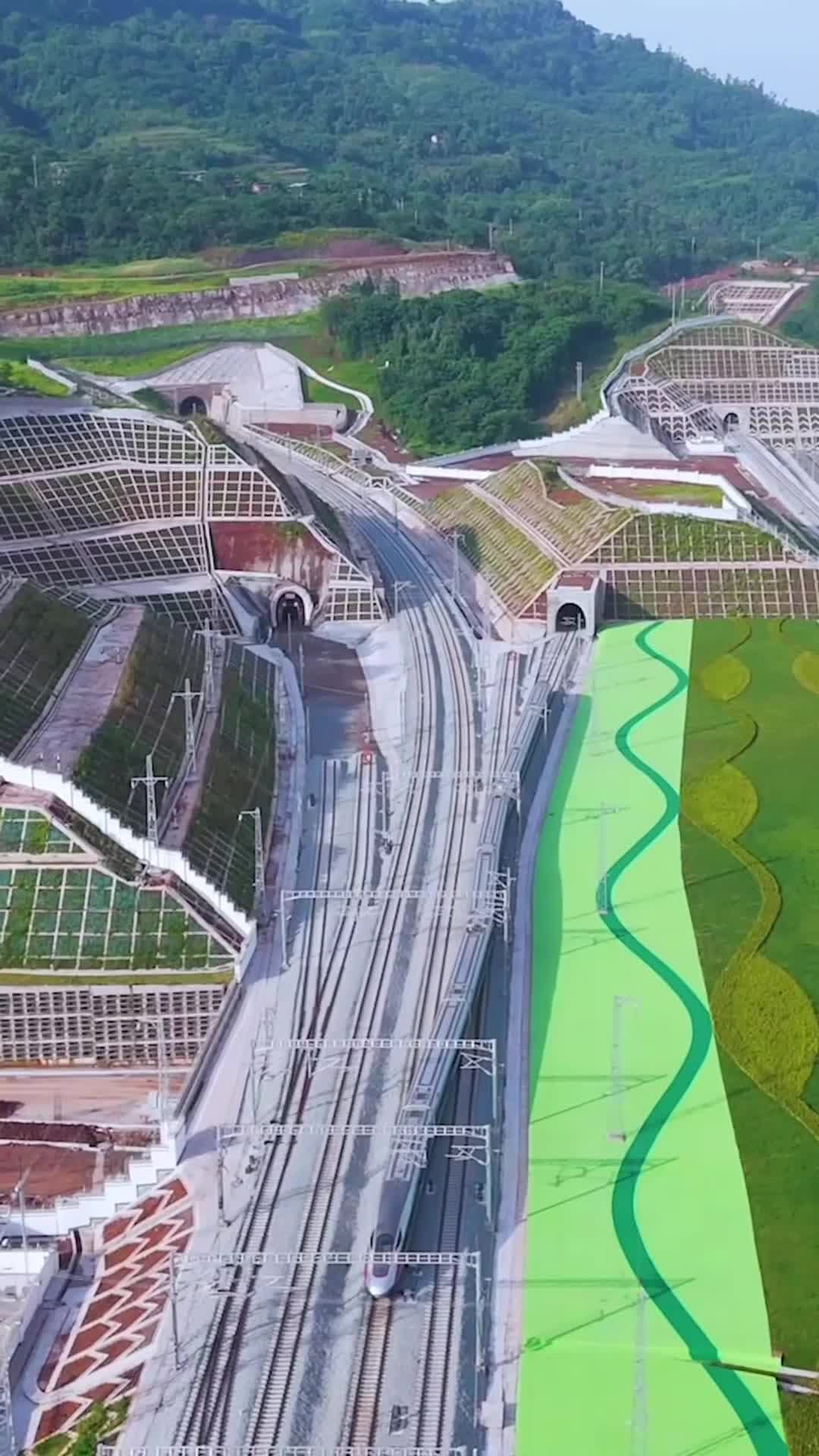 สถานีรถไฟใหญ่ในจีนตะวันตกเริ่มทดลองดำเนินงาน