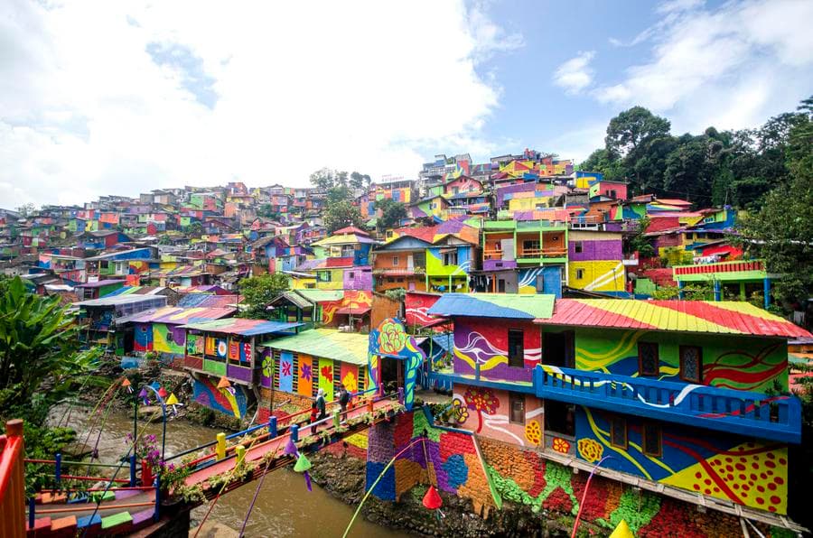ลัดเลาะ 'หมู่บ้านสีสันฉูดฉาด' สุดสดใสในอินโดนีเซีย