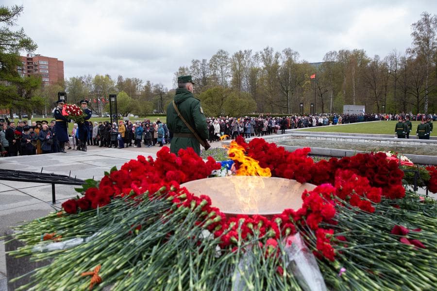 พิธีวางดอกไม้รำลึก 'วันแห่งชัยชนะ' ในเซนต์ปีเตอร์สเบิร์ก