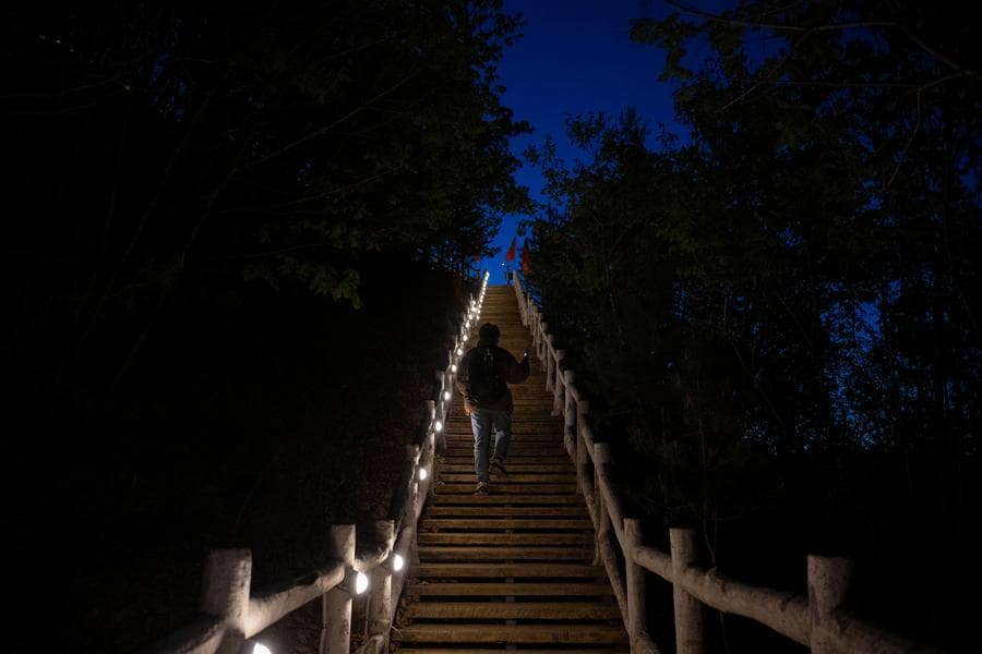 พิชิต 'พื้นที่ชมวิวจินจู่เฟิง' ชมทะเลหมอก ตะวันทอแสง