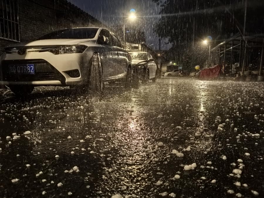 ปักกิ่งเจอ 'ลูกเห็บ' ตกกลางพายุฝน-ลมกระโชกแรงในหลายพื้นที่