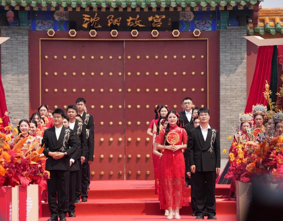 ย้อนชมภาพบ่าวสาว 52 คู่ จูงมือเข้าพิธีวิวาห์หมู่ในเสิ่นหยาง