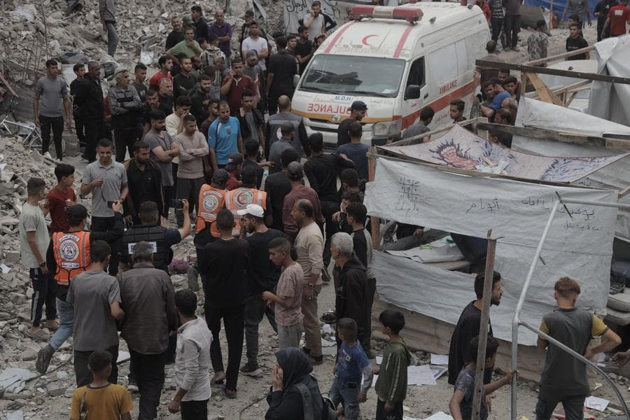 ชาวปาเลสไตน์รวมตัวกลางซากอาคาร เร่งกู้ภัยในค่ายผู้ลี้ภัยจาบาเลีย