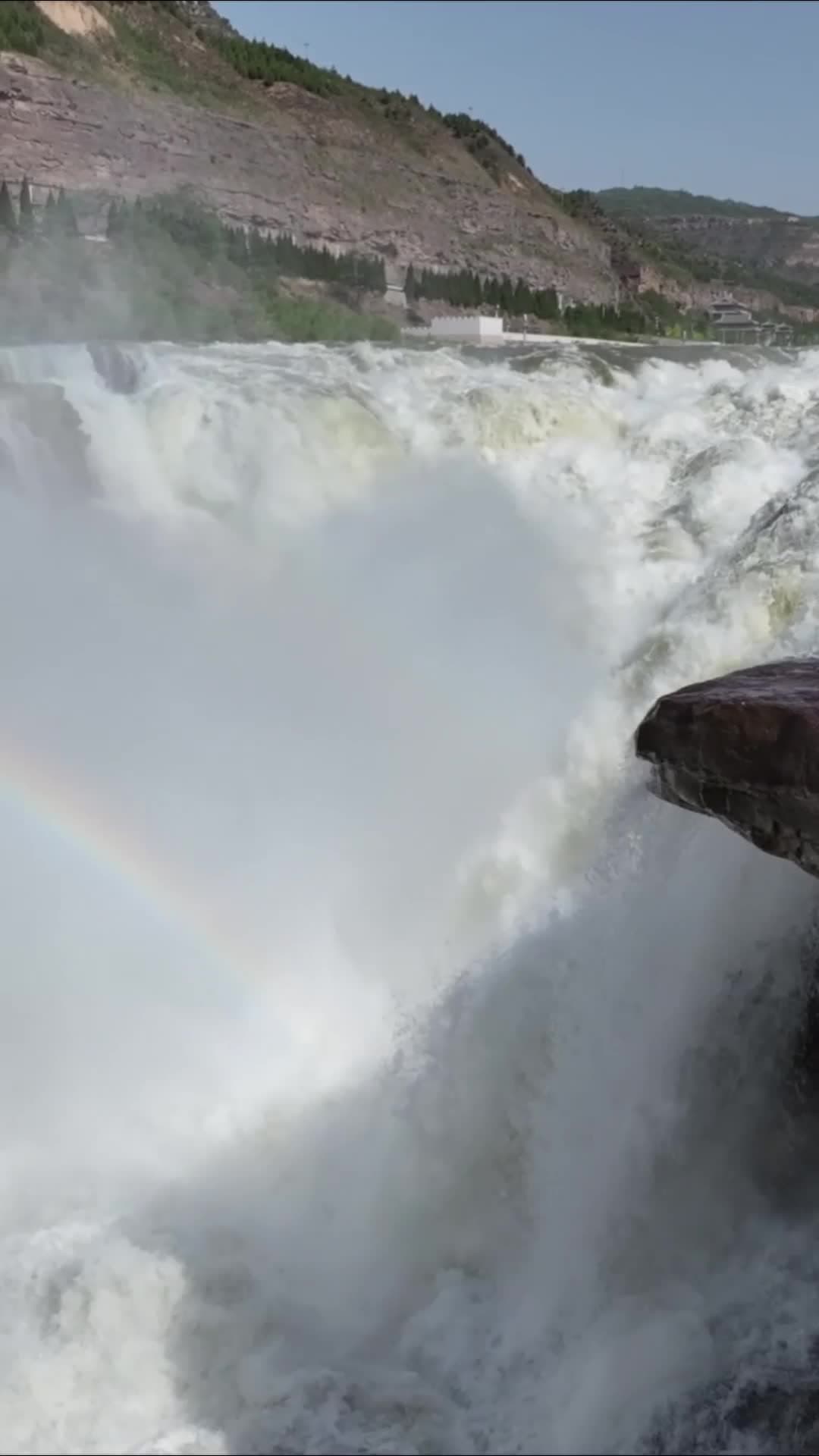 นักท่องเที่ยวแห่ชม 'น้ำตกหูโข่ว' หวนใสไหลเชี่ยว