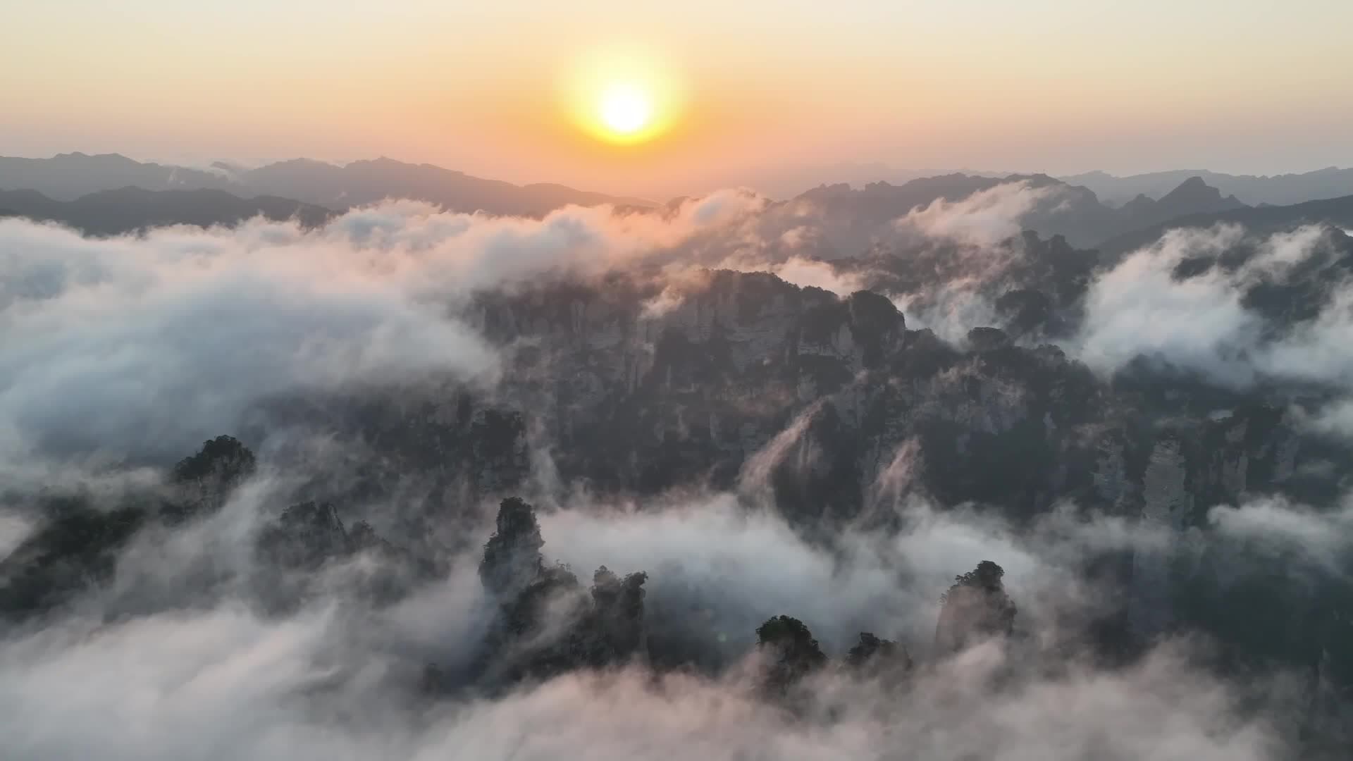 หวงสือไจ้' ในจางเจียเจี้ย ยามทะเลเมฆต้องแสงตะวัน