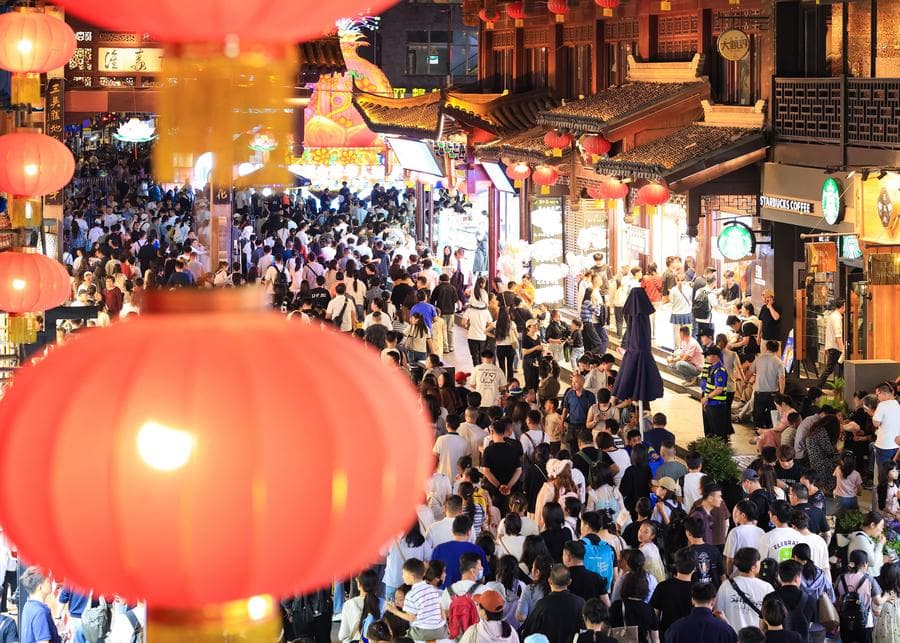 ชาวจีนท่องราตรีคึกคัก ช่วงหยุดยาววันแรงงาน