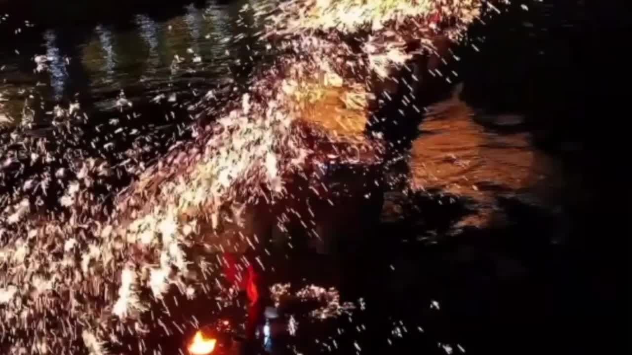 โชว์ 'ดอกไม้ไฟเหล็กหลอมเหลว' กลางแม่น้ำในกุ้ยโจว