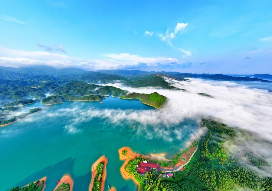 เขาเขียวล้อม 'ทะเลสาบสรวงสวรรค์' สวยตรึงตราในหูหนาน