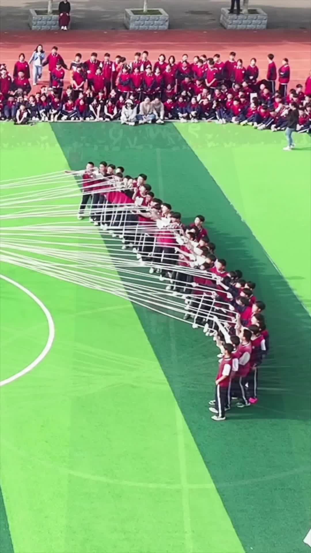 ท้าทาย! นักเรียนจีน 100 คน 'แกว่งเชือกยักษ์' ให้เพื่อนโดด