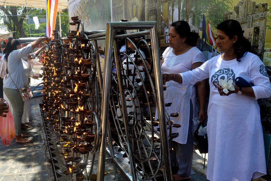 ชาวพุทธศรีลังกาไหว้พระทำบุญ 'วันวิสาขบูชา