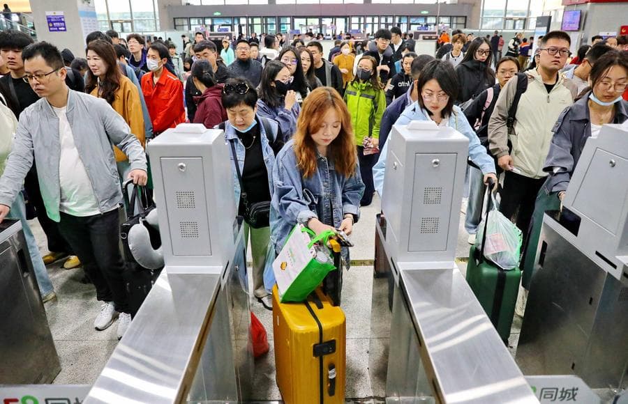 ชาวจีนแห่เดินทางกลับ ส่งท้าย 'หยุดยาววันแรงงาน