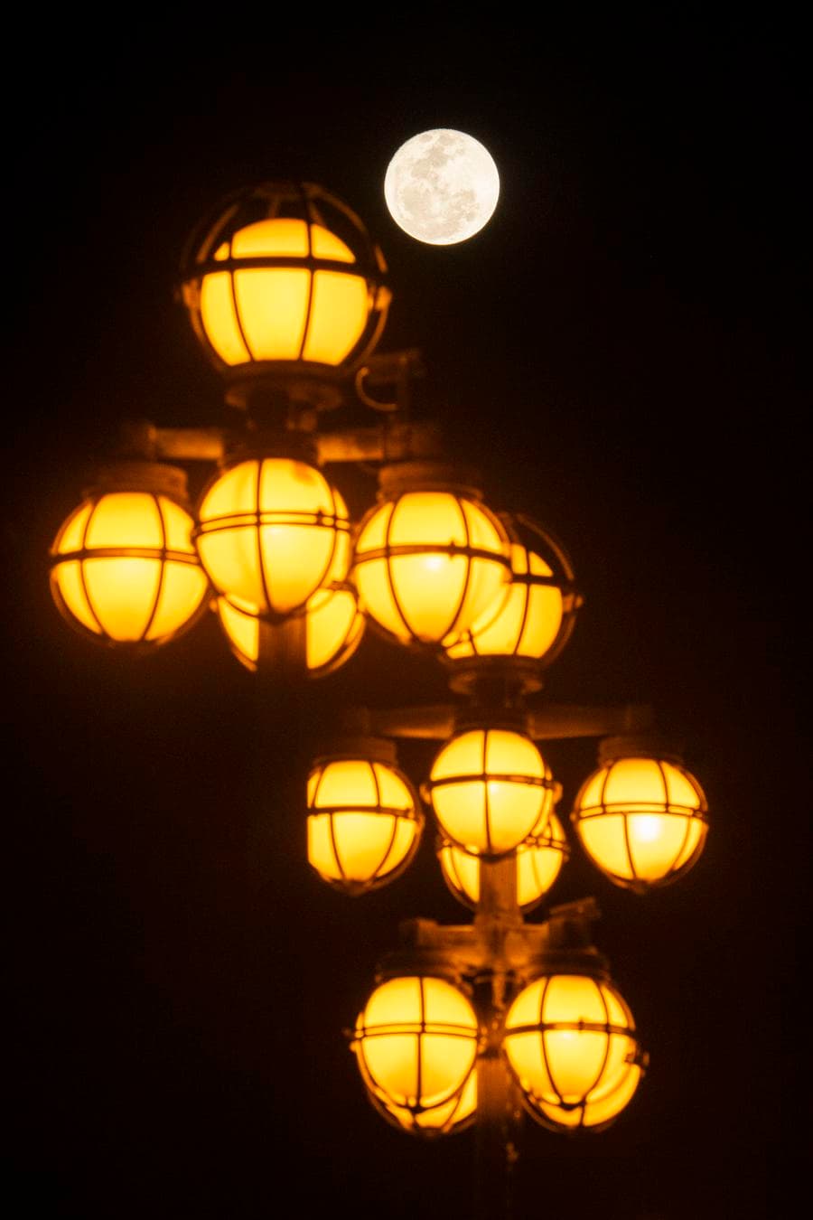 จันทร์เต็มดวงทอแสงเด่นเหนือสิ่งปลูกสร้างในสิงคโปร์