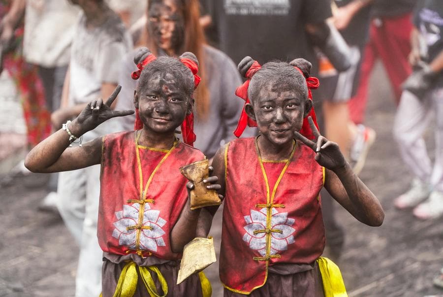 ยิ่งเลอะ ยิ่งสนุก! ประเพณี 'ทาหน้าดำ' อวยพรในโม่เจียง