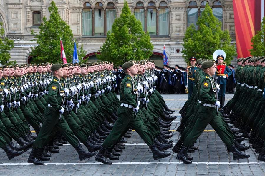 ทัพทหารรัสเซียสวนสนามยิ่งใหญ่ ฉลอง 80 ปี วันแห่งชัยชนะ