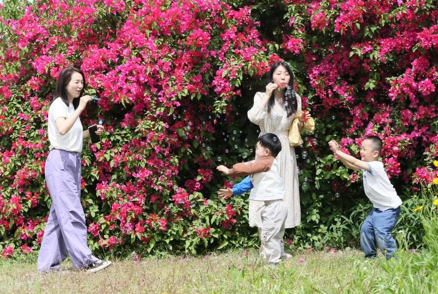 ชาวจีนออกทำกิจกรรมกลางแจ้งรับต้นฤดูร้อน