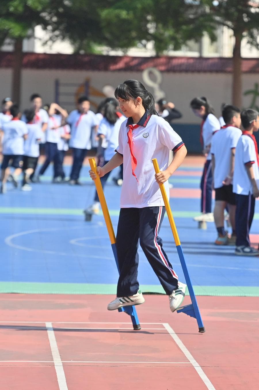 เด็กจีนเล่นกีฬาพื้นบ้าน ยืดเส้นยืดสายช่วงพัก