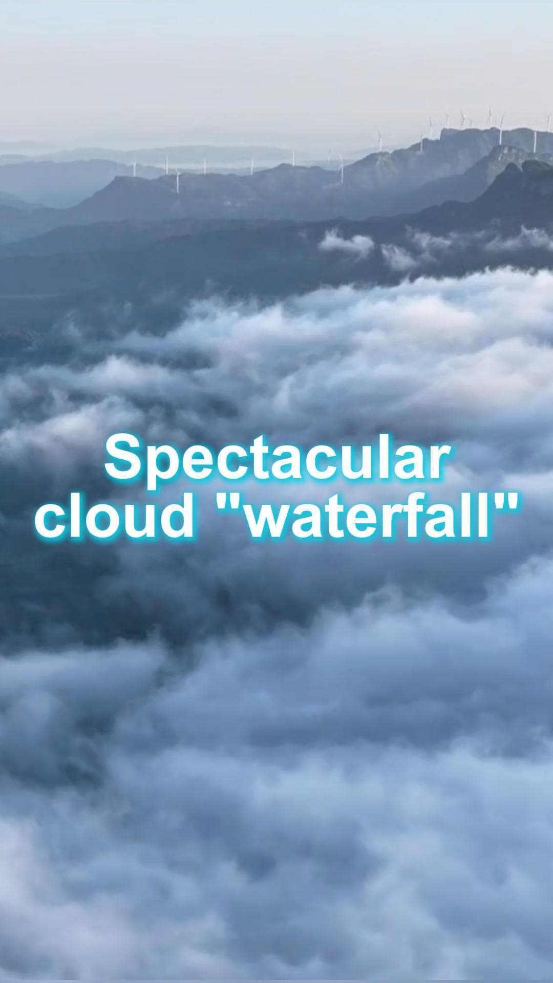 ตระการตา! ทิวทัศน์ 'น้ำตกเมฆ' ไหลอาบขุนเขาจินโฝในฉงชิ่ง