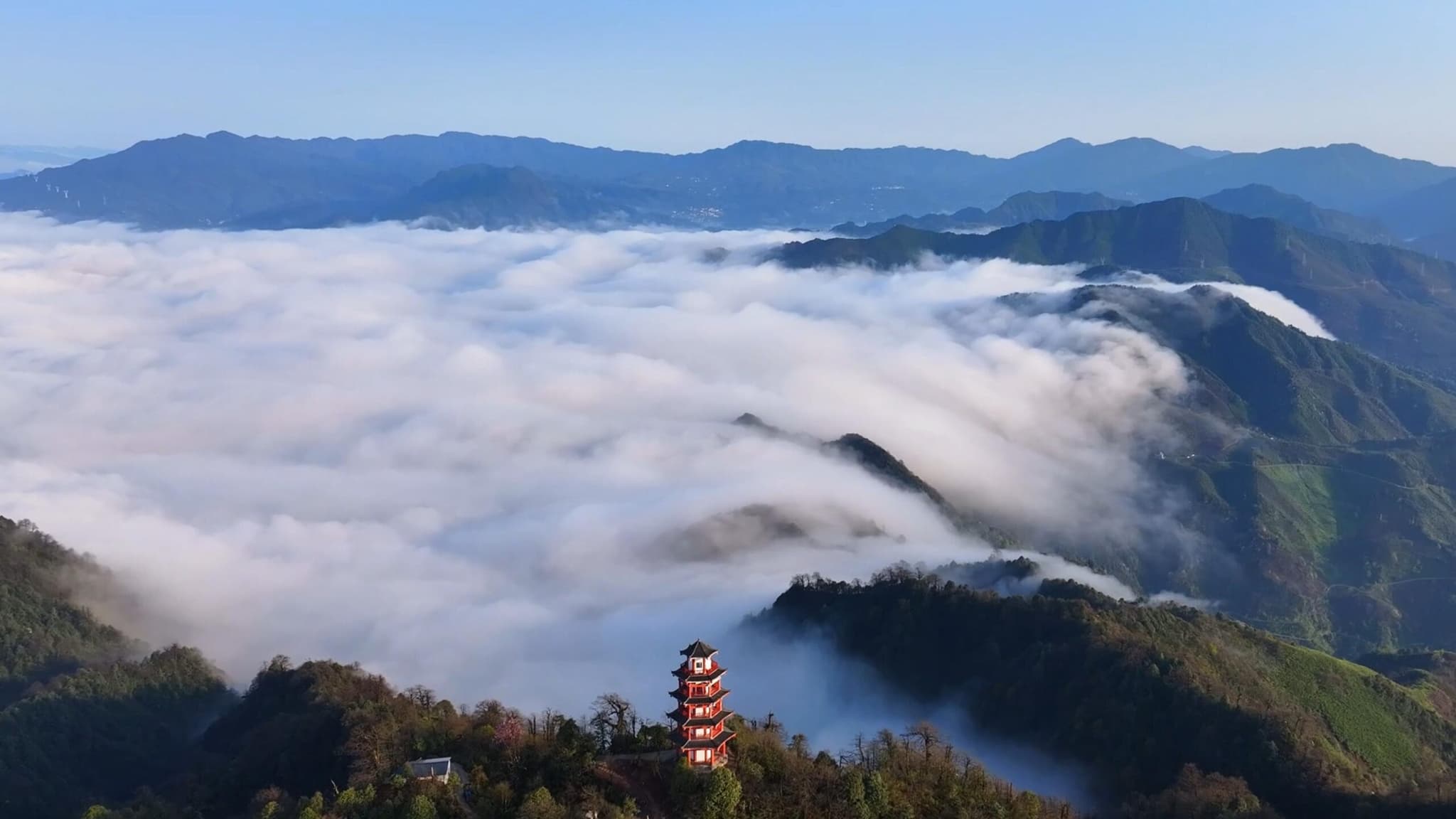 คลื่นทะเลเมฆห่มหุบเขา ไหลดังน้ำตกสวรรค์ในยูนนาน